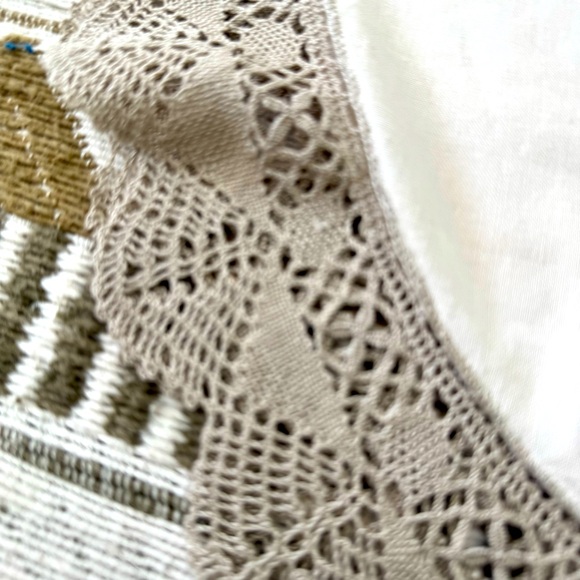 Beautiful handcrocheted lace edged hand embroidered table runner from Cypress. - Picture 4 of 4